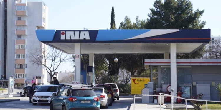 Vozači spašeni u zadnji tren: Bez Vlade dizel +12 €, benzin +4,5 € po spremniku!