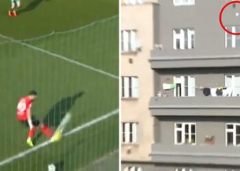 Vratar izlazi i vraća se: pogledajte gdje je lopta završila…