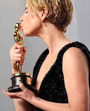 Vrijeme je za zabavu! Trijumfalni oskarovci Jessie Buckley i Michael B. Jordan ljube svoje nagrade dok slave na zabavi Vanity Faira