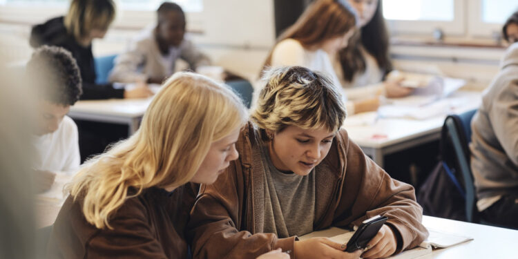 Vrijeme je za zabranu pametnih telefona u školama — RT World News