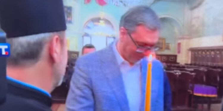 Vučić zgrozio pravoslavce diljem regije: Pogledajte čime je palio svijeću u crkvi