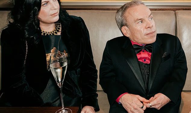 Warwick Davis na fotografiji je sa svojom misterioznom djevojkom ‘Sponge’ jer je otkriveno da su hodali godinu dana nakon tragične smrti njegove supruge
