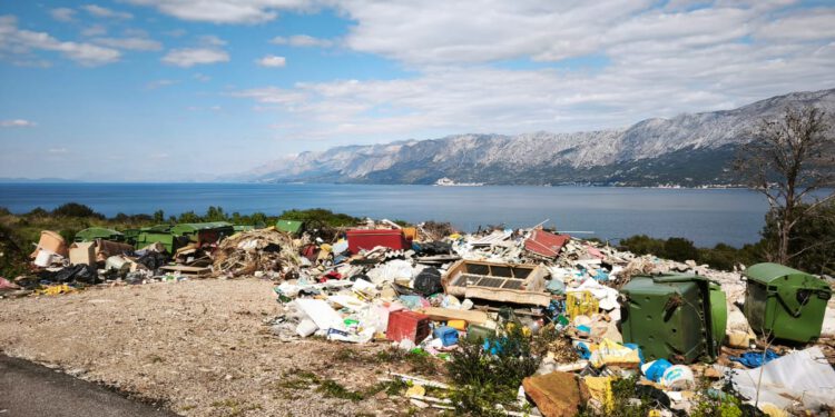 Welcome to “Kroejša” – Kad se netko iskrca na Hvaru ima što i vidjeti! Općina: “Na žalost, povremeno stanovnici odlažu otpad…”