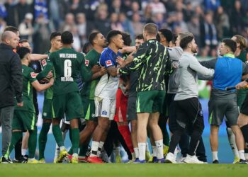 Wolfsburg-Hamburg završava u neredu: tučnjava i dimne bombe na posljednjem zvižduku