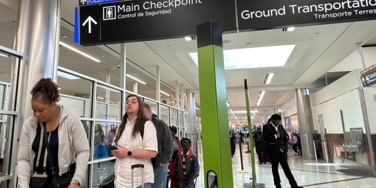 Za putnike u zračnom prijevozu odgovor na gašenje je jednostavan: platite TSA službenicima