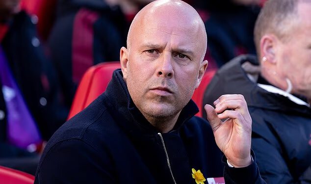 Zabrinjavajući nedostaci koji nastavljaju mučiti Liverpool, zašto nervozni Redsi ne mogu prestati primati primljene golove u kasnim satima na Anfieldu – i koliko je Arne Slot kriv nakon još jednog štetnog neuspjeha protiv Spursa, piše LEWIS STEELE