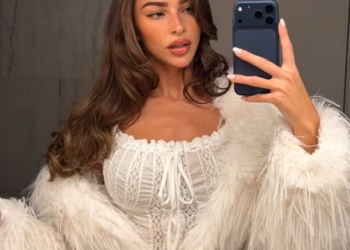 Zara McDermott uvijek je ponosna djevojka jer pokazuje podršku dečku Louisu Tomlinsonu puštajući njegov novi album ‘na ponavljanje’