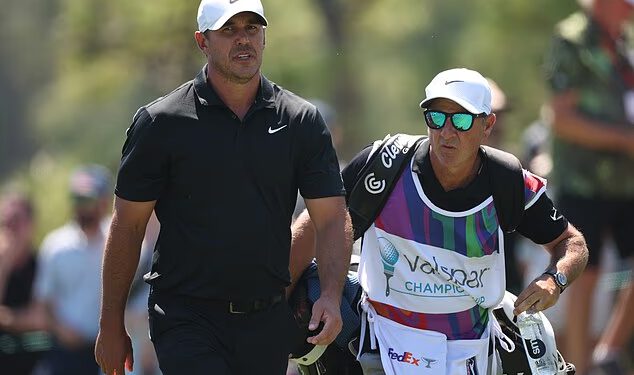 Zastrašujući trenutak mlada djevojka zarobljena ispod kolica ispred Brooks Koepke na Valspar prvenstvu