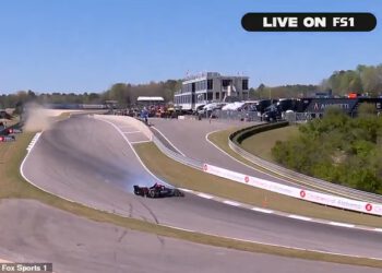 Zastrašujući trenutak zvijezda IndyCara prevarila je smrt nakon što je probila barijere u strašnoj nesreći pri brzini od 170 km/h na TV-u uživo