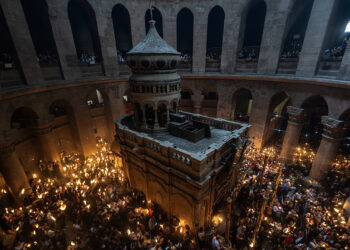 Zatvaranje najsvetije crkve kršćanstva neće zaustaviti Sveti oganj – ruski protojerej — RT World News