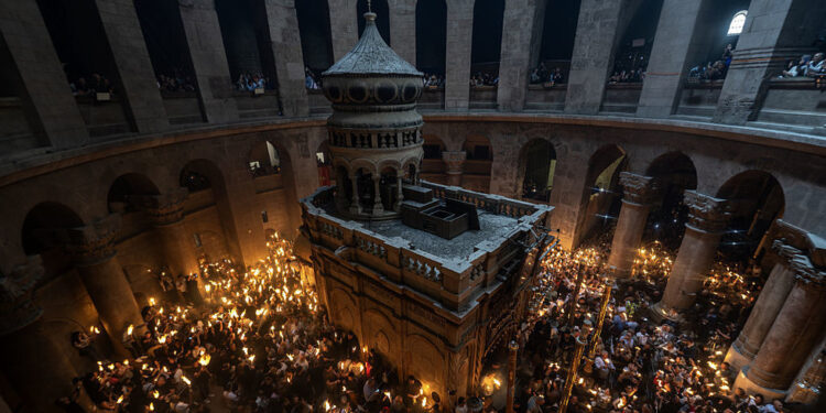 Zatvaranje najsvetije crkve kršćanstva neće zaustaviti Sveti oganj – ruski protojerej — RT World News