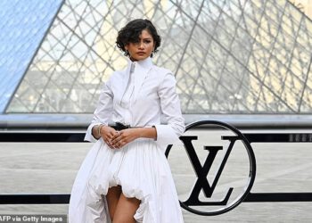 Zendaya blješti zlatnim “vjenčanim prstenom” i sportskim vjenčanim bijelim usred tajnih glasina o vjenčanju dok predvodi A-listu glamura na reviji Louis Vuittona na Tjednu mode u Parizu s Anom de Armas i Jennifer Connelly