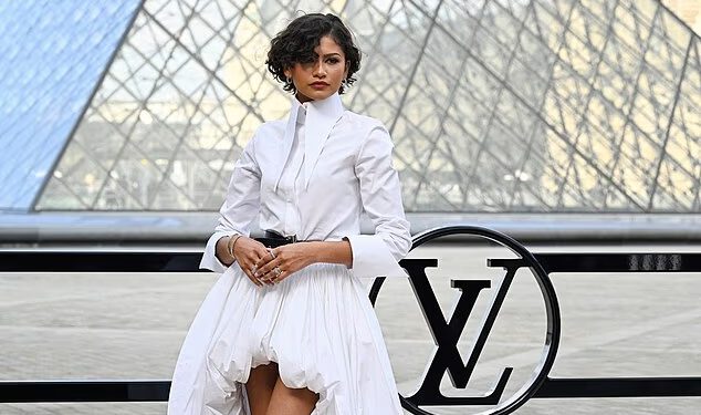 Zendaya blješti zlatnim “vjenčanim prstenom” i sportskim vjenčanim bijelim usred tajnih glasina o vjenčanju dok predvodi A-listu glamura na reviji Louis Vuittona na Tjednu mode u Parizu s Anom de Armas i Jennifer Connelly