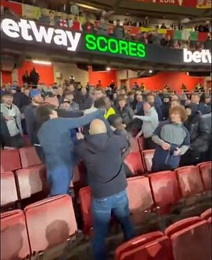 Zvijezda Evertona tvrdi da su navijači kluba ‘NAPADALI’ njegove prijatelje u gostujućoj utakmici Arsenala: Šokantna snimka koju je objavio Thierno Barry prikazuje nasilne sukobe između navijača dok policija pokreće istragu