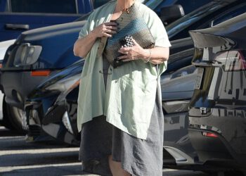 Zvijezda Julie Andrews iz Sound of Music koja sada radi iza kamere uočena u LA-u… možete li pogoditi tko?