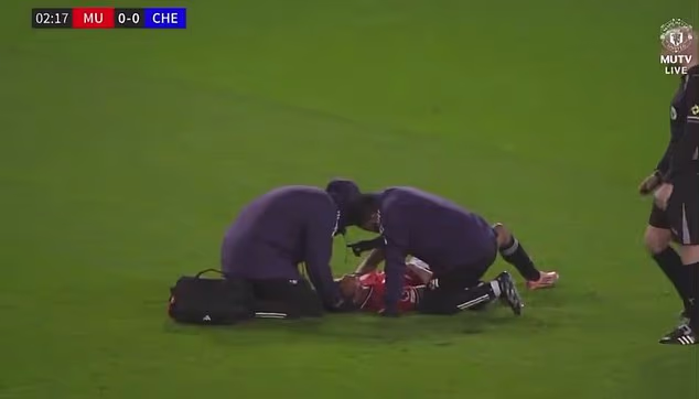 Zvijezda Man Uniteda pretrpjela je zabrinjavajuću ozljedu nakon što ju je udarila lopta samo SEKUNDA u utakmici ispod 21 godine dok je Michael Carrick gleda