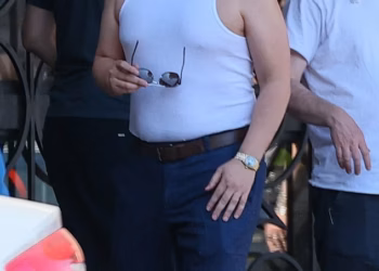 Zvijezda sitkoma mijenja vitku građu za pojačanu tjelesnu građu dok glumi privatnog detektiva u novom pilotu… tko je on?