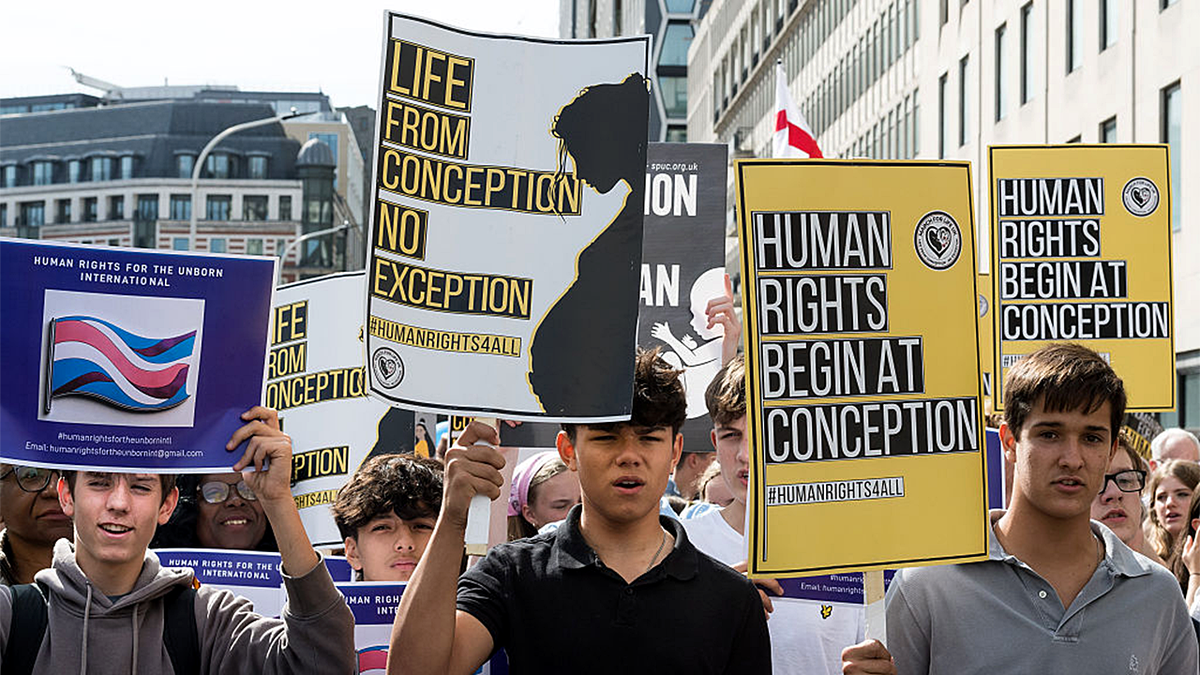 Pro-life pristaše marširaju