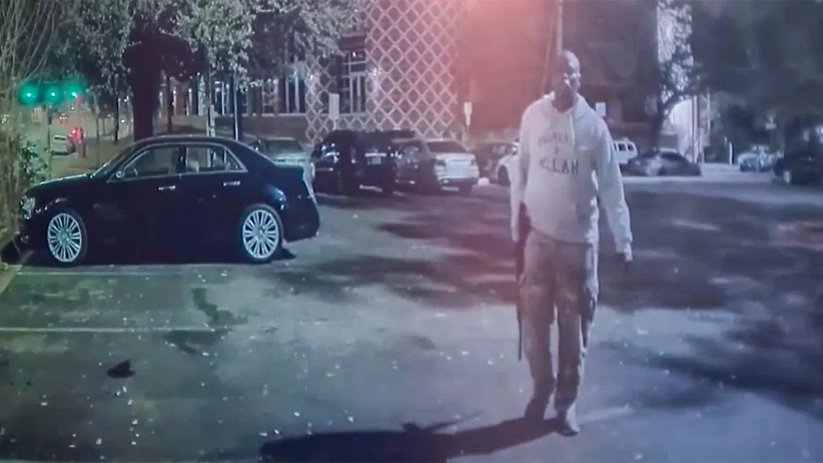 Strijelac šeće parkiralištem.