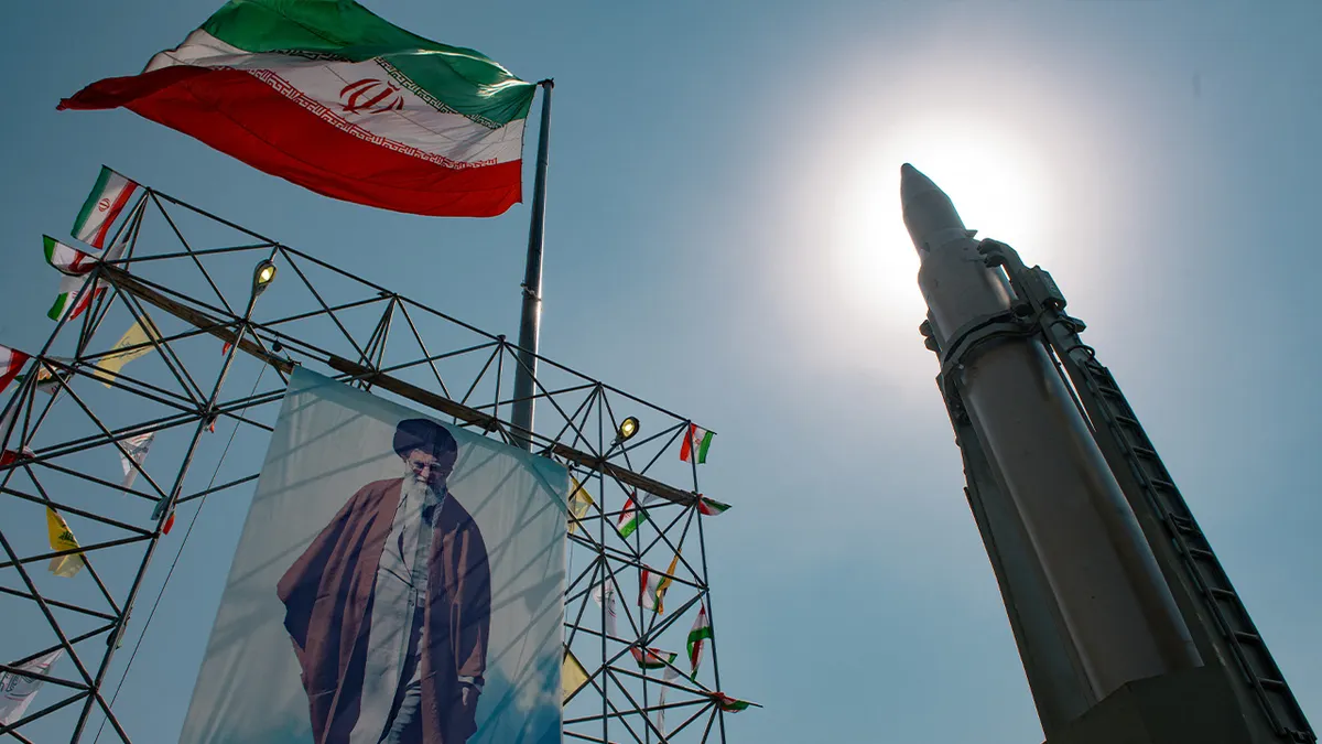 Iranska balistička raketa stoji pored slike iranskog vođe ajatolaha Ali Khameneija.
