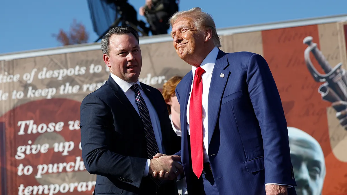 Trump se rukuje s potguvernerom Georgije Burtom Jonesom 2024