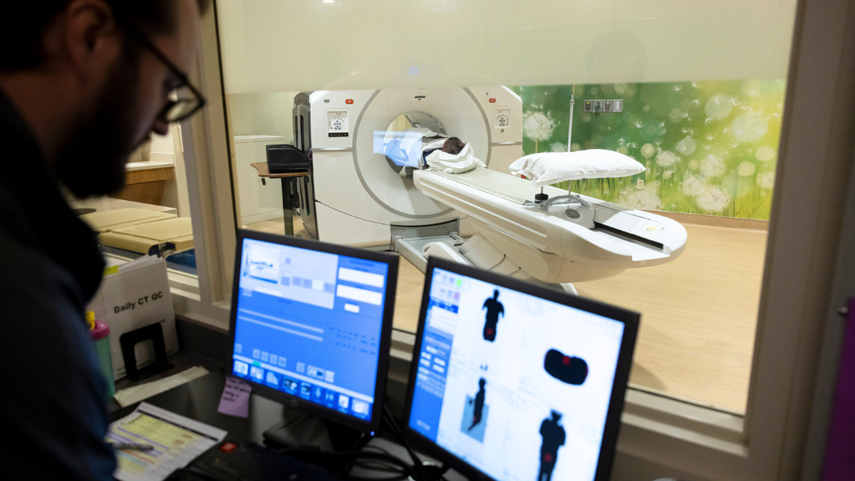 Istraživač izvodi skeniranje pacijenta u bolnici UCHealth University of Colorado u Aurori, CO, 5. prosinca 2024.