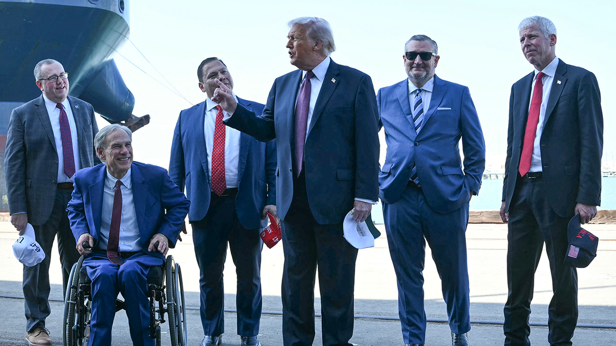 Guverner Texasa Greg Abbott (L), američki predsjednik Donald Trump (C), američki senator Ted Cruz (R-TX) (2L) i američki ministar energetike Chris Wright (R) sudjeluju na brifingu o energiji u luci Corpus Christi u Corpus Christiju, Texas 27. veljače 2026.