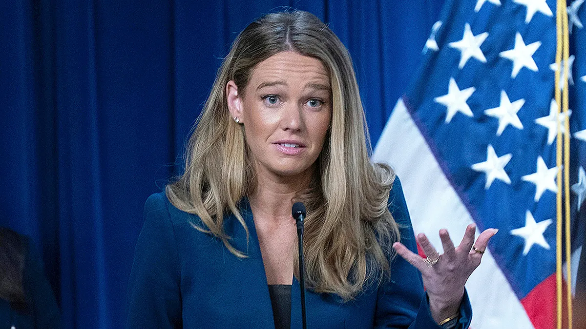 Pomoćnica tajnika DHS-a za odnose s javnošću Tricia McLaughlin gestikulira tijekom konferencije za tisak