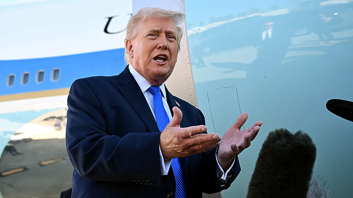 Donald Trump razgovara s novinarima ispred Air Force Onea.
