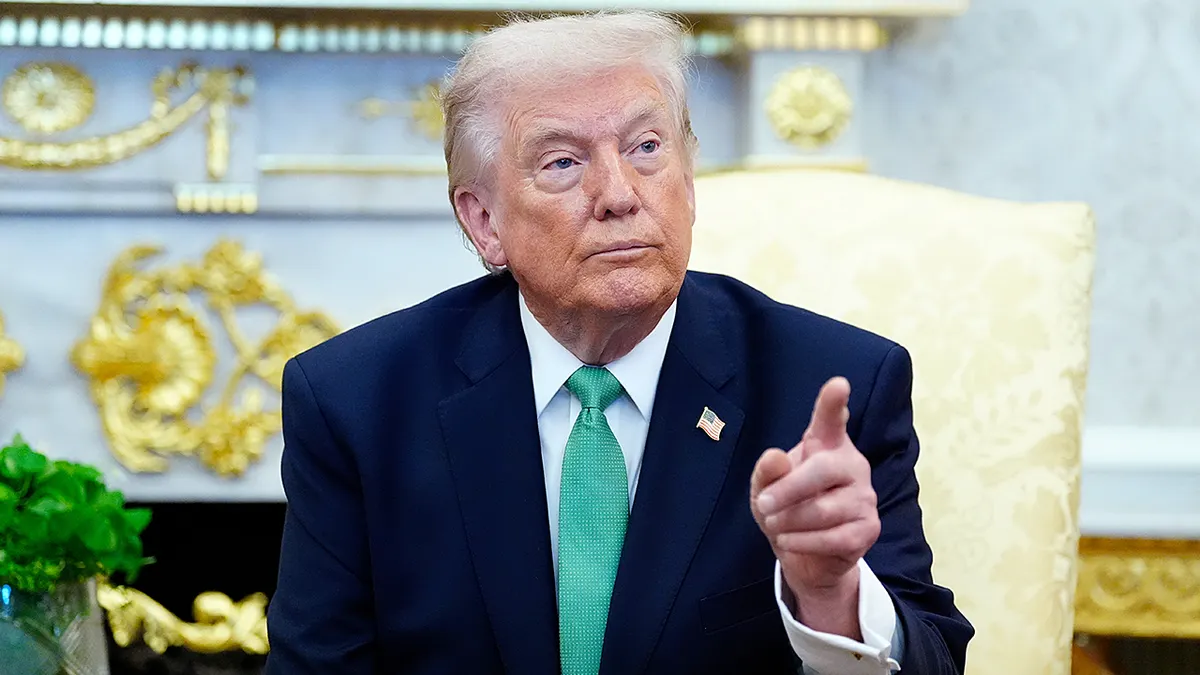 Predsjednik Trump pokazuje na novinara u Ovalnom uredu