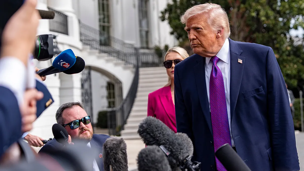 Predsjednik Donald Trump razgovara s novinarima