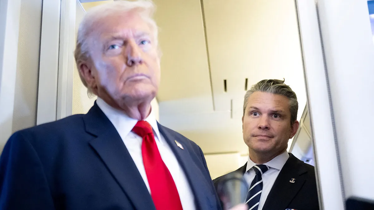 Predsjednik Trump i ministar rata Pete Hegseth stoje pred novinarima