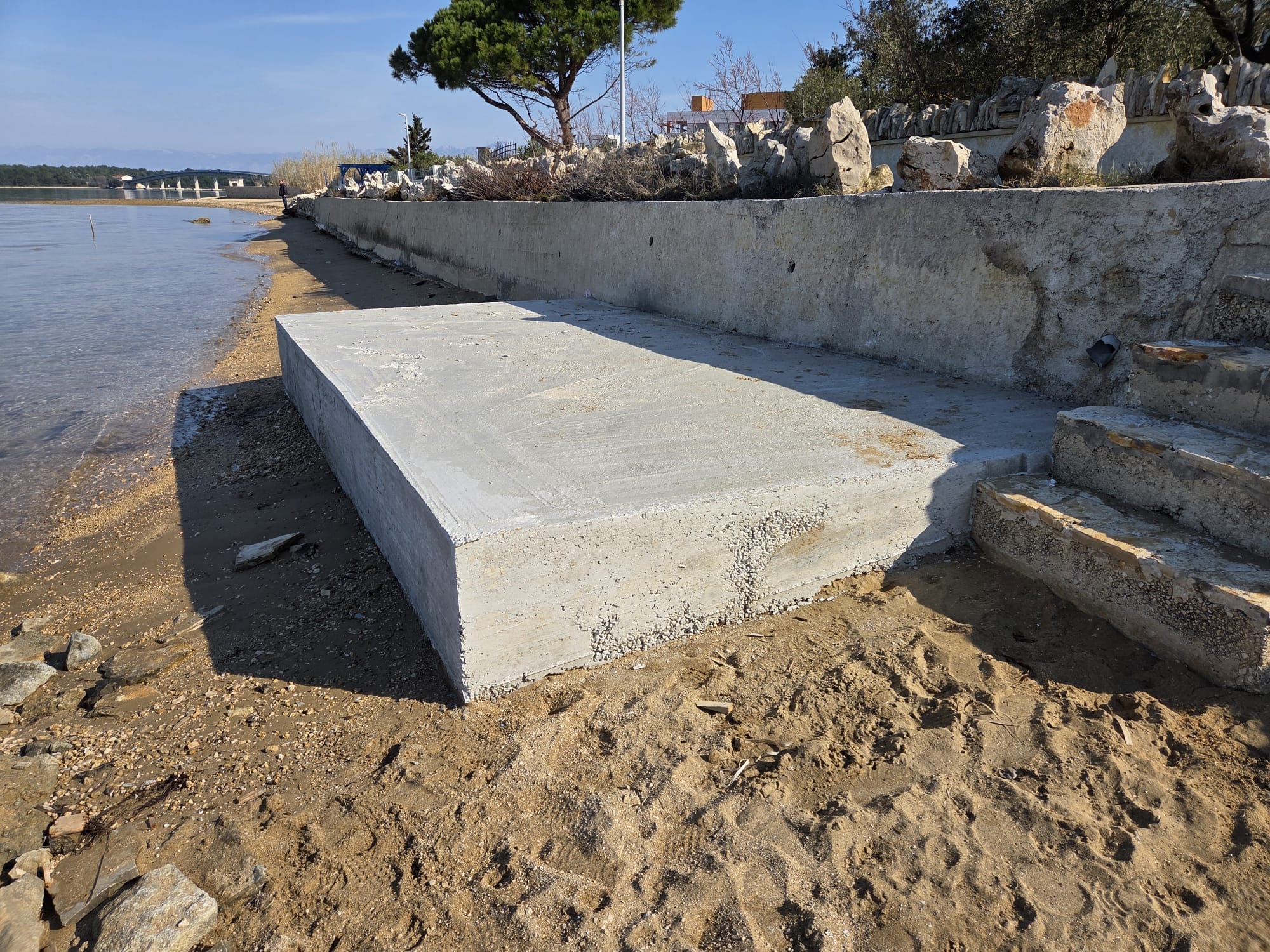 VIJESNICI PROLJEĆA Krenulo uzobalno betoniranje: "U Privlaci uništen prirodni dio obale koji bi trebao biti dostupan svima!"
