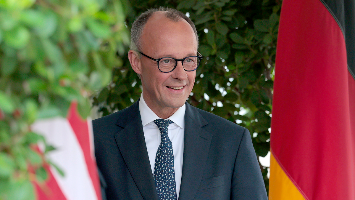 Friedrich Merz između američke i njemačke zastave.