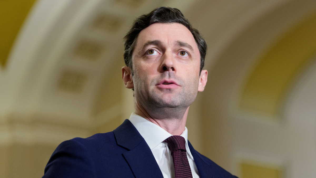 Demokratski senator Jon Ossoff sluša konferenciju za novinare na američkom Kapitolu.