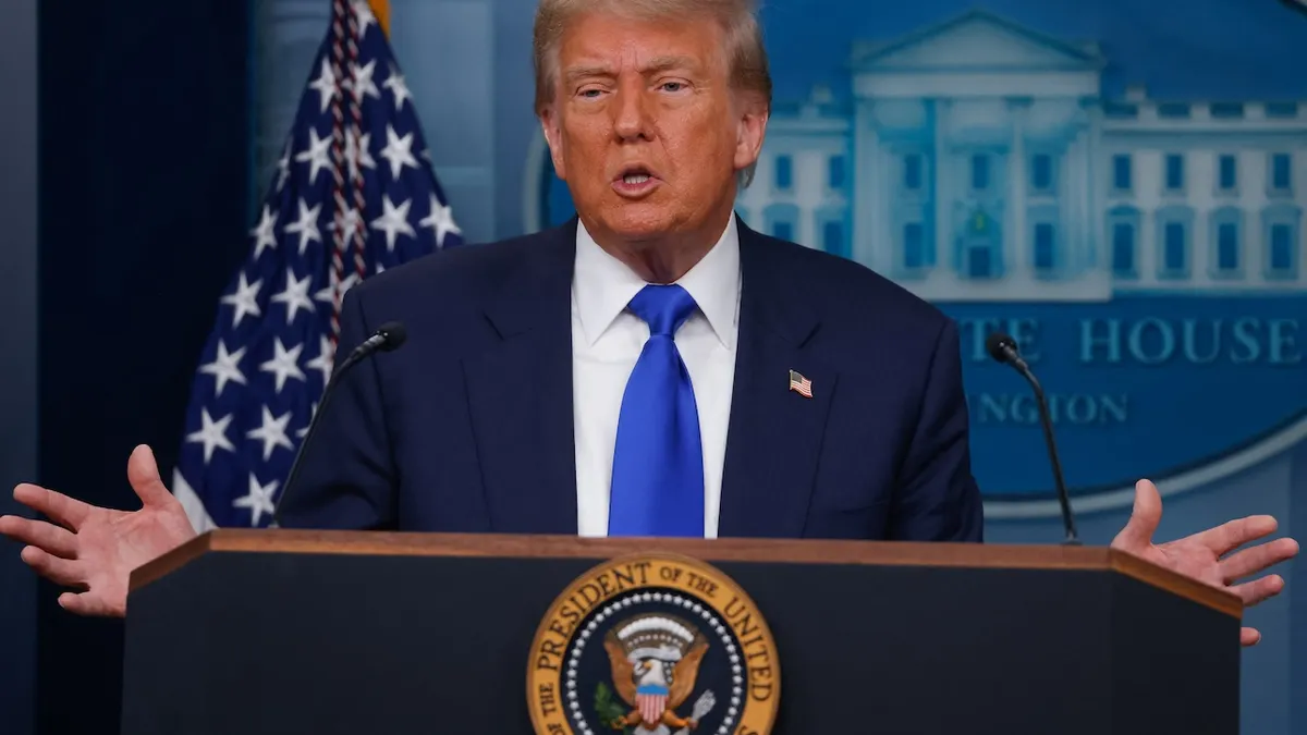 Predsjednik SAD-a Donald Trump govori tijekom konferencije za novinare u sobi za briefing Jamesa S. Bradyja u Bijeloj kući, 27. lipnja 2025., u Washingtonu DC-u, nakon presude Vrhovnog suda SAD-a koja ograničava primjenu državljanstva po rođenju. (Mehmet Eser / slike Bliskog istoka putem AFP / Getty)