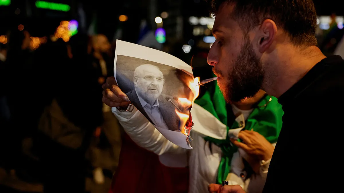 Goruća slika predsjednika iranskog parlamenta Mohammada Baghera Ghalibafa, dok se Izraelci okupljaju u znak potpore prosvjedima diljem zemlje