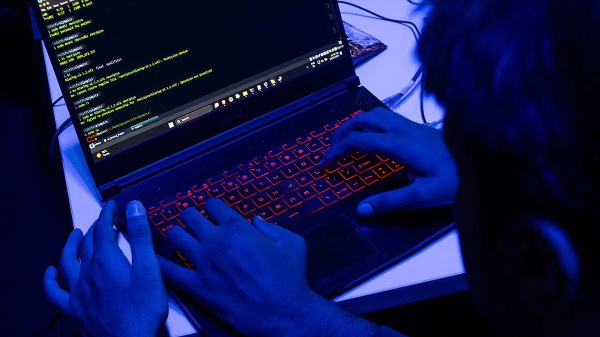 Hakeri tipkaju na laptopu.