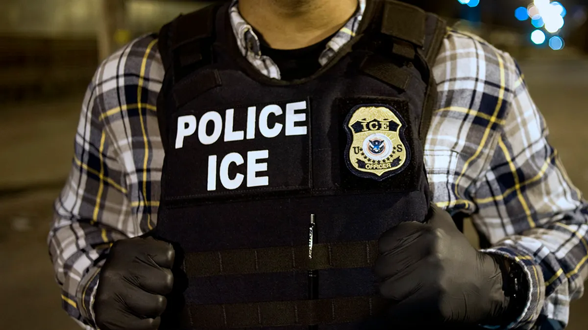 US ICE Agent s prslukom na sebi