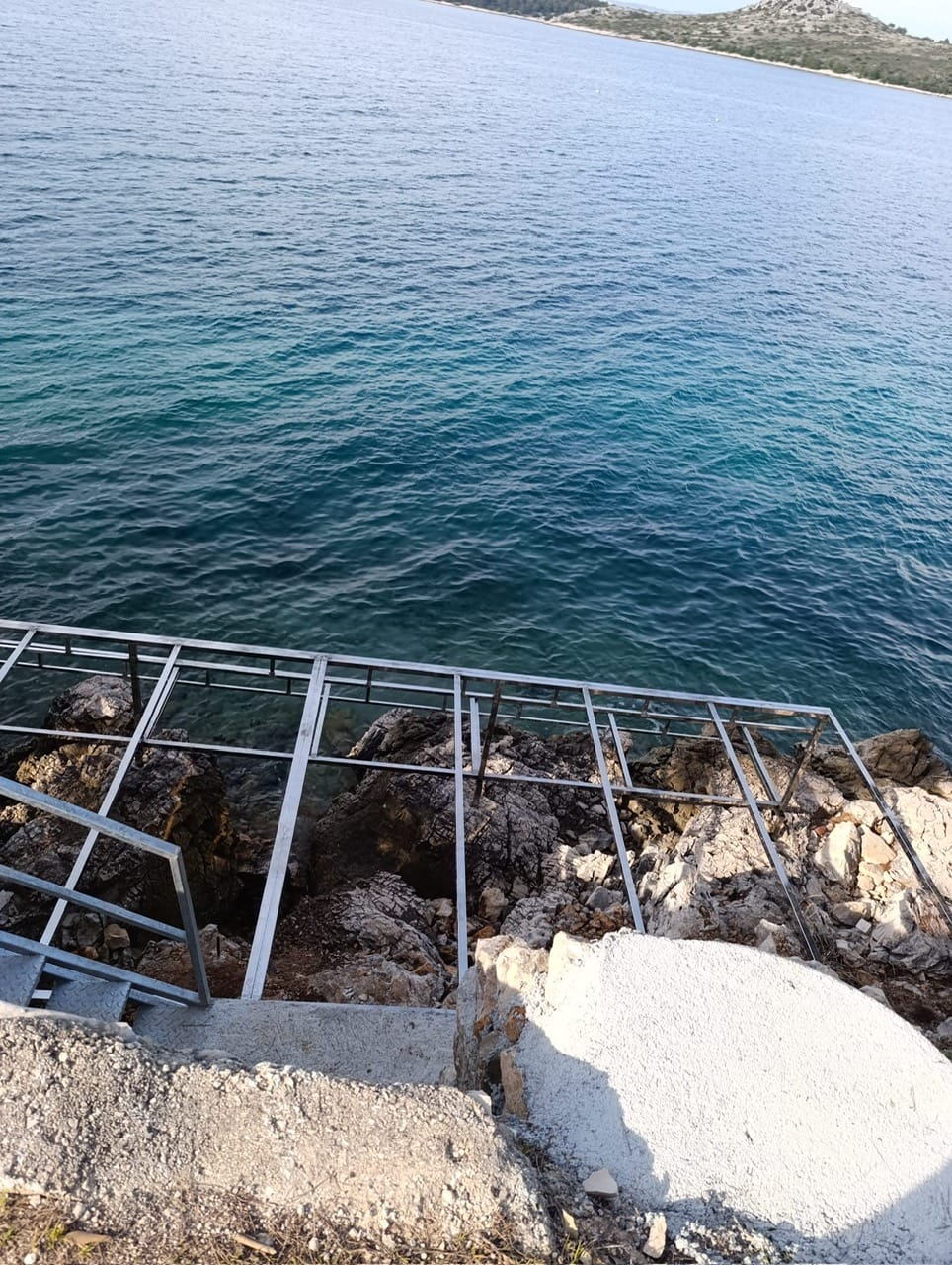 U Šparadićima niknulo "privatno sunčalište" - jesu li se bušile stijene, tko stoji iza svega i tko je ovo dozvolio?