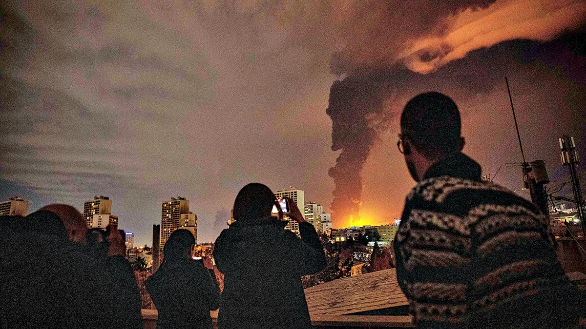 plamen i dim dižu se iz skladišta nafte pogođenog u udarima