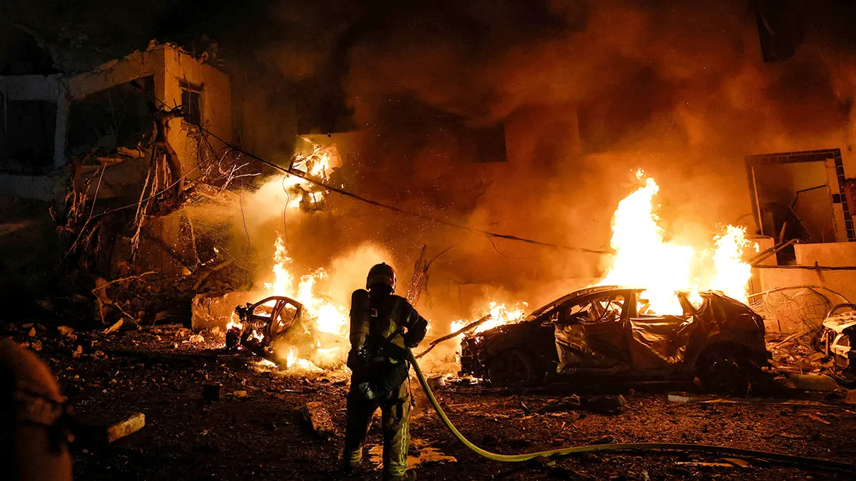 Izraelski vatrogasac gasi plamen nakon štrajka u Tel Avivu