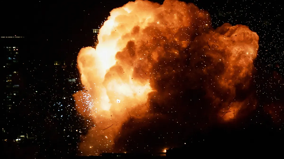 Eksplozija koja osvjetljava noćno nebo dok projektil pogađa zgradu u Tel Avivu.