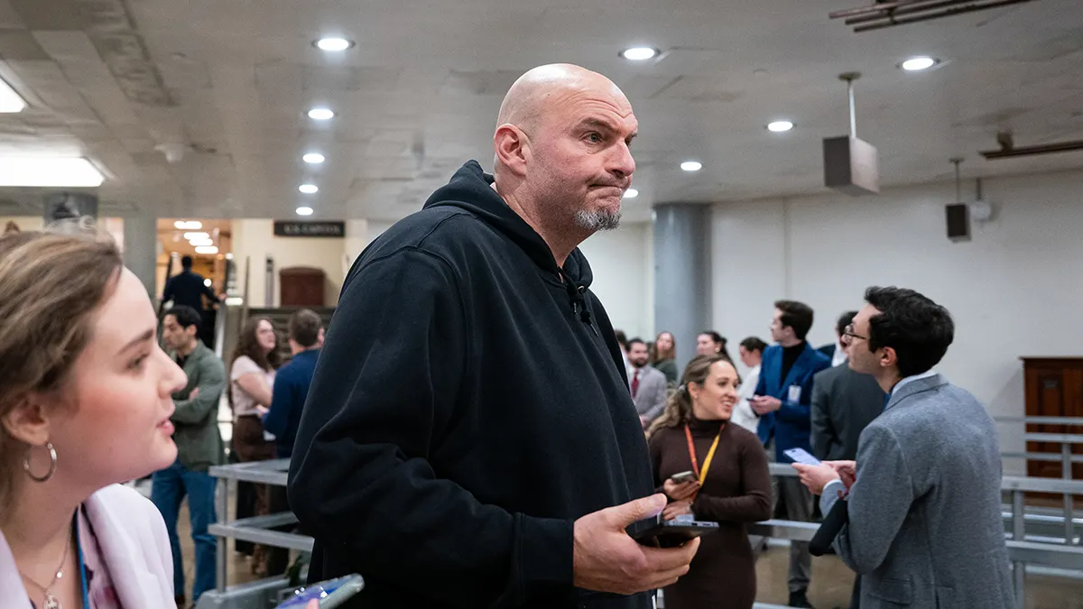 Senator John Fetterman napušta američki Kapitol nakon glasovanja