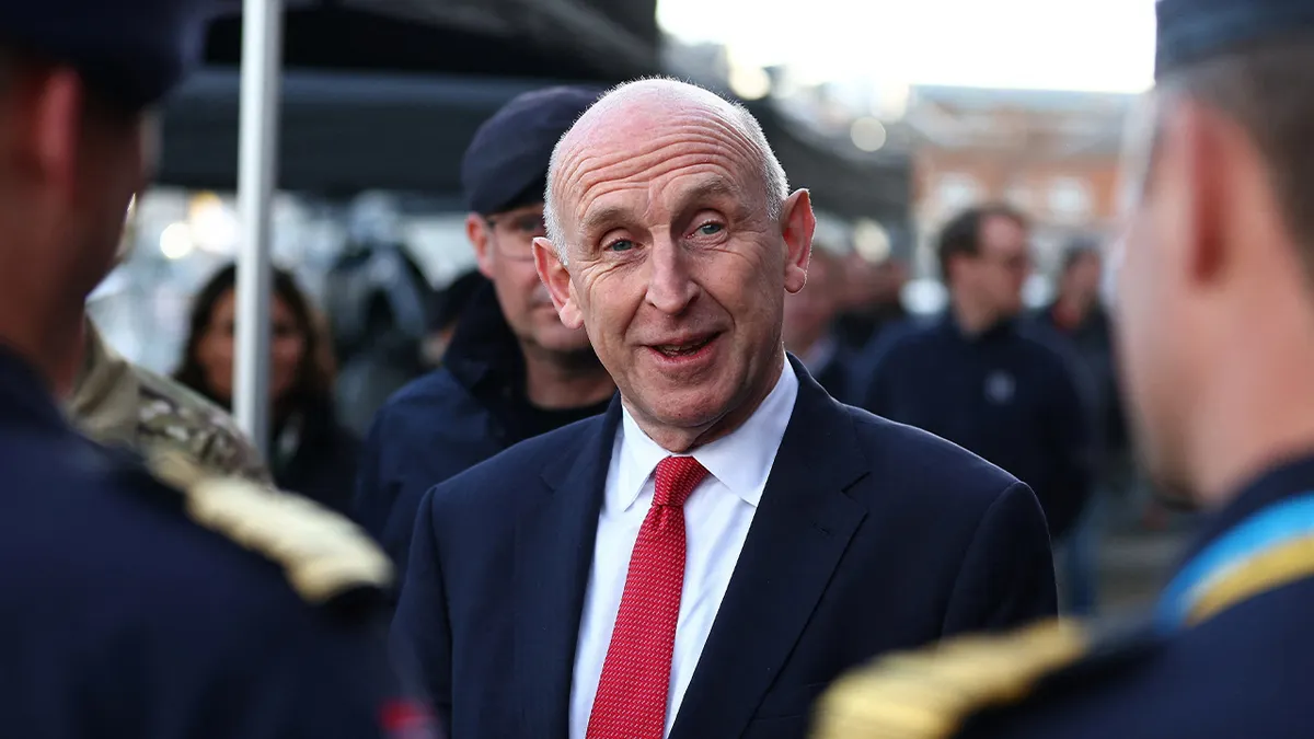 Britanski ministar obrane John Healey razgovara s britanskim i norveškim pomorskim osobljem na otkrivanju programa Atlantic Bastion, u Portsmouthu, Britanija, 4. prosinca 2025.