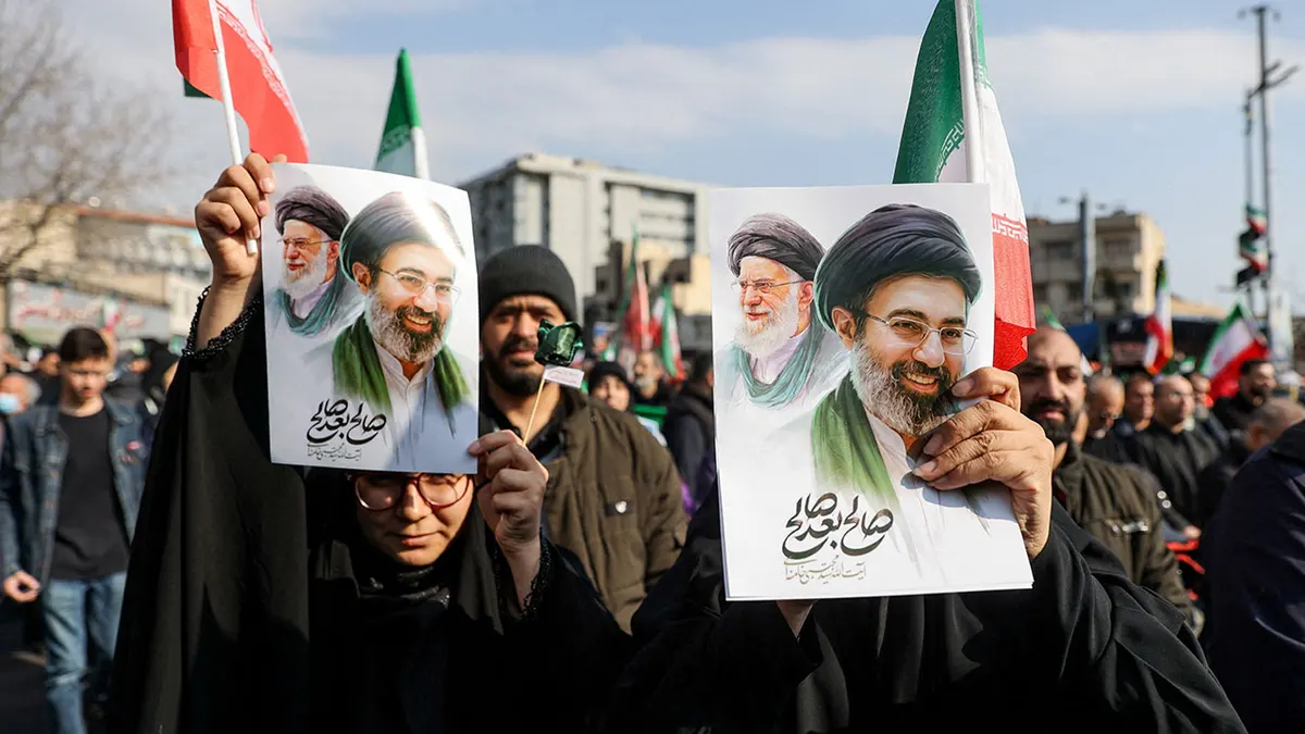 plakati s likom novog iranskog vrhovnog vođe Mojtabe Khameneija s pokojnim iranskim vrhovnim vođom ajatolahom Alijem Khameneijem
