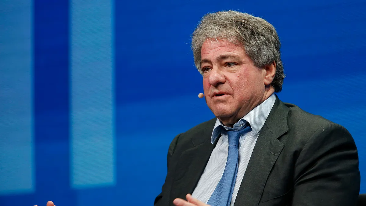 leon u crnom odijelu govori tijekom događaja