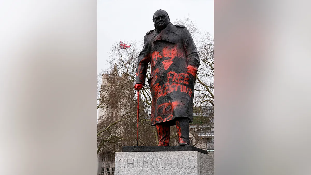 Kip Winstona Churchilla prekriven grafitima