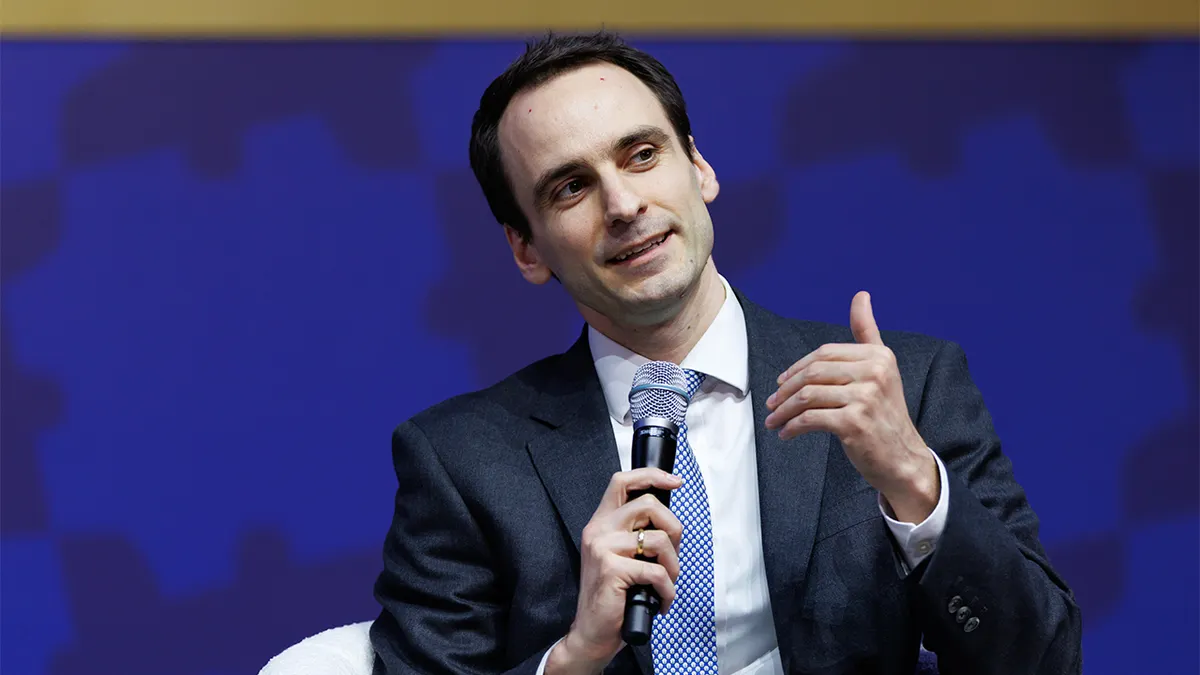 Američki dužnosnik za znanost i tehnologiju govori na pozornici na međunarodnom gospodarskom forumu u Južnoj Koreji.