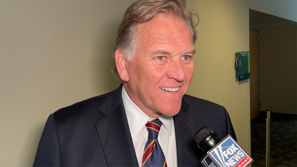 Mikea Rogersa podržava predsjednik Donald Trump dok se kandidira za Senat u Michiganu